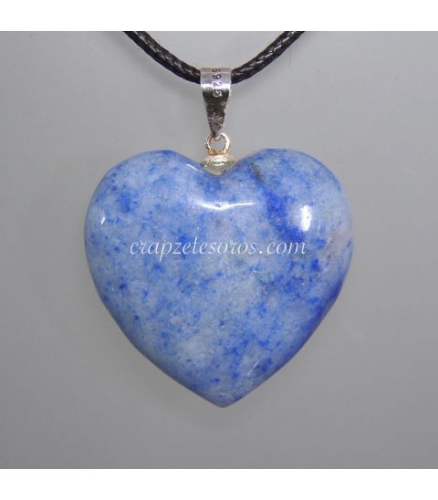 Cuarzo azul tallado como  corazón en colgante con plata