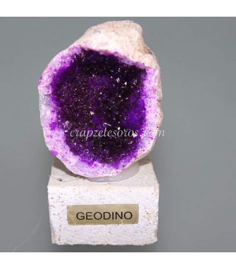 Mini geoda de Ágata lila con cristales de cuarzo, sobre peana de travertino