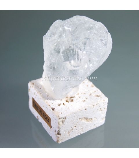 Geoda de Ágata lila con cueva de cristales de cuarzo de Brasil sobre peana de travertino