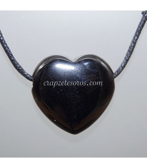 Carneola , ágata sardónice tallada como corazón en colgante de plata.