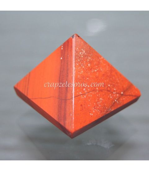 Pirámide de jaspe rojo