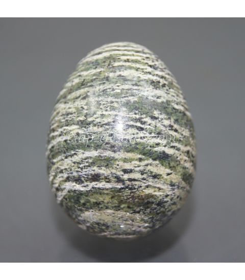 Serpentina iridiscente  tallada en forma de huevo con peana