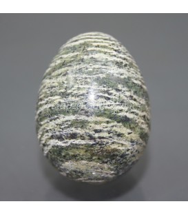 Serpentina iridiscente  tallada en forma de huevo con peana
