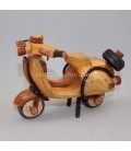 Moto Vespa tallada y montada con piezas de madera