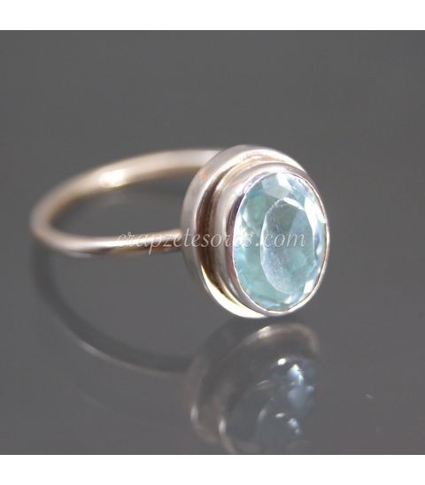 Topacio azul gema de Brasil en anillo de plata de ley
