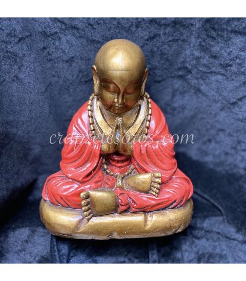 Buda niño meditando con rosario y cuenco
