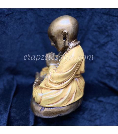 Buda Monje 21 cm. túnica amarilla.