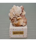 Baritina y Vanadinita cristalizada sobre peana de Travertino