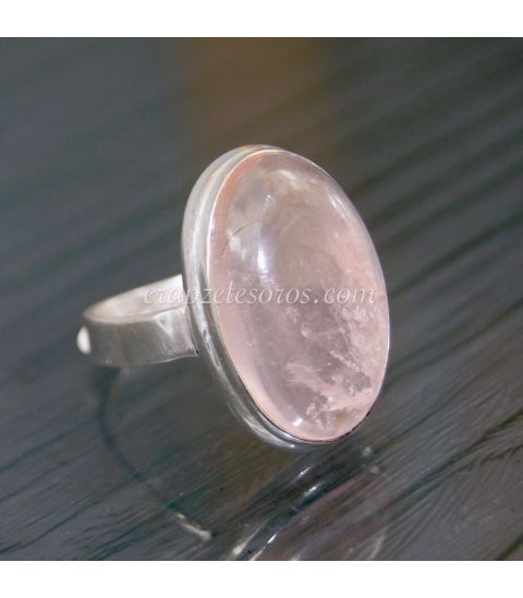 Cuarzo rosa en fino anillo de plata de ley