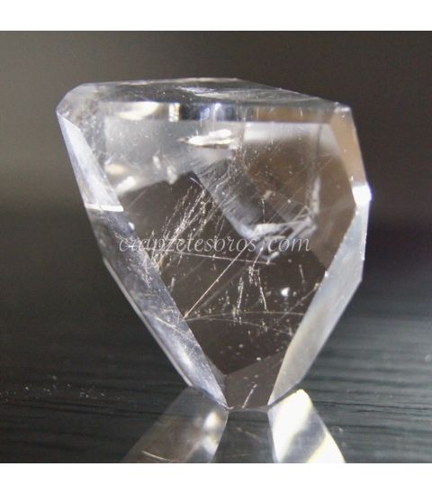 Cuarzo Rutilo tallado en poliedro irregular