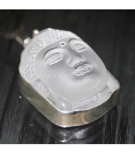 Cuarzo hialino tallado como cabeza de Buda en colgante de plata de ley