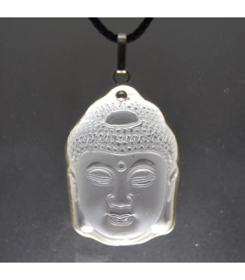 Cuarzo hialino tallado como cabeza de Buda en colgante de plata de ley