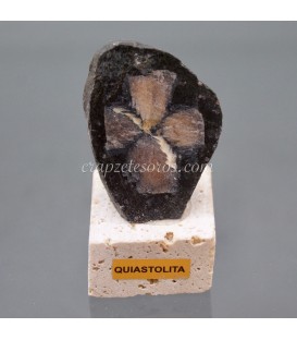 Quiastolita o piedra de la cruz de Brasil sobre peana de travertino