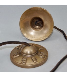 Crótalos o címbalos de Metal de la India con relieves esotéricos que vibra en la nota Re sostenido