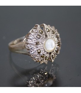 Nácar talla cabujón en anillo con marcasitas y flor de plata de ley