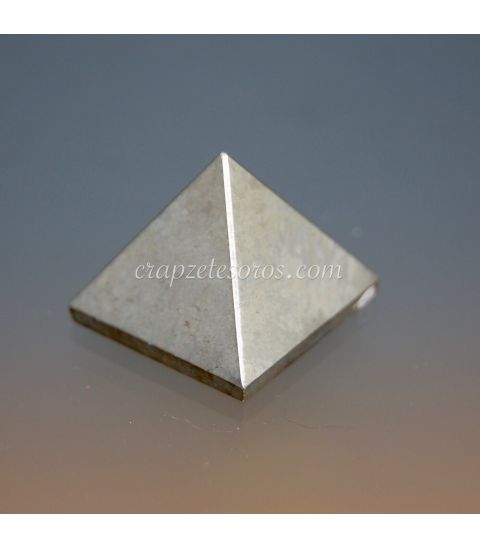 Pirita tallada como pirámide