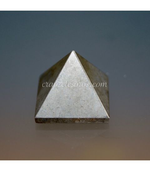 Pirita tallada como pirámide