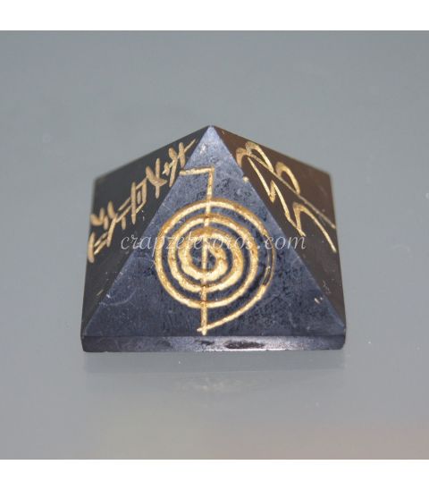 Shungita en pirámide con los símbolos del Reiki 