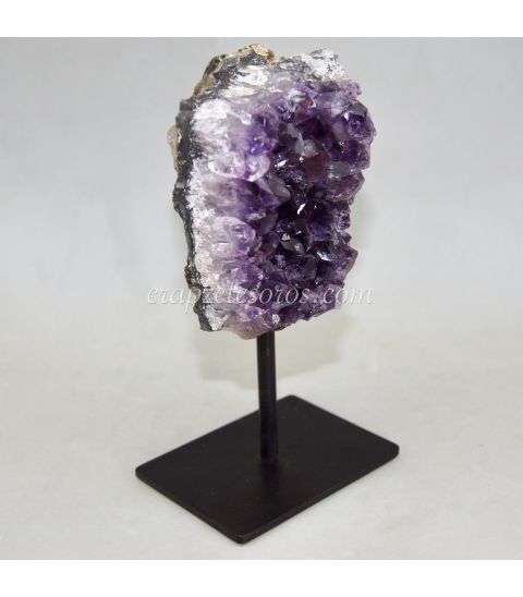 Mini geoda de Ágata con cristales de cuarzo,con una perla natural  sobre peana de travertino