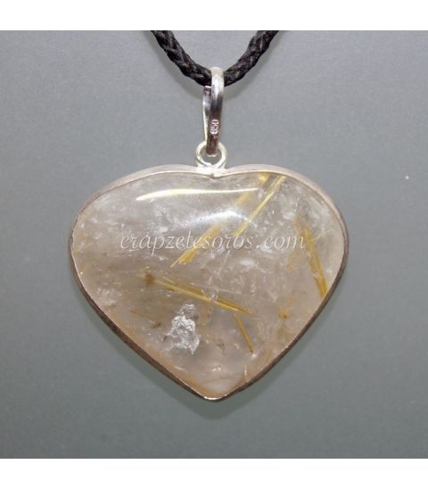 Cuarzo rutilo tallado en forma de corazón en colgante con plata de ley