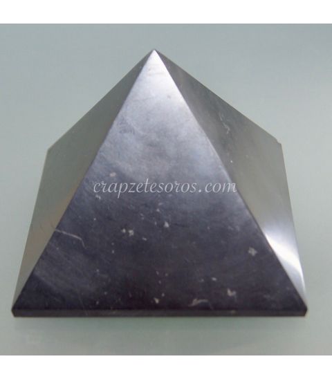 Shungita de Georgia tallada en forma de pirámide