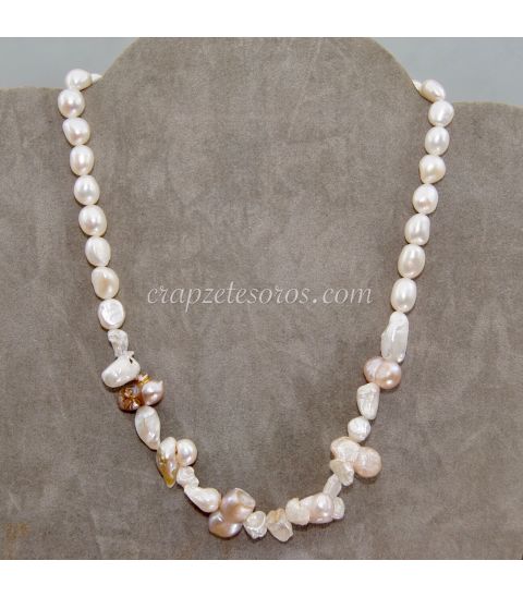 Perlas cultivadas naturales en collar 