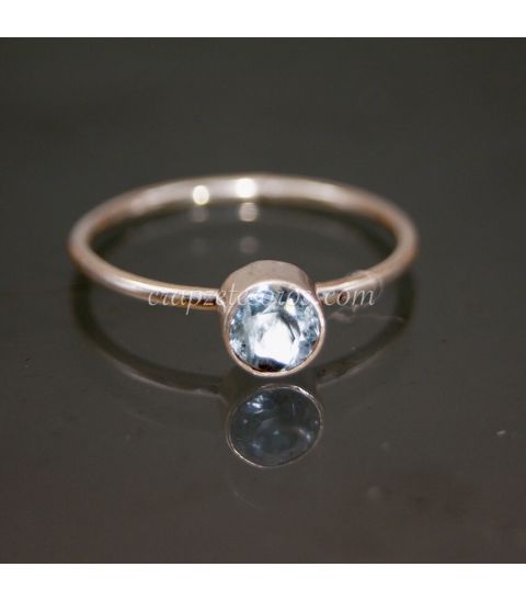 Aguamarina iridiscente  en anillo de plata de ley ajustable