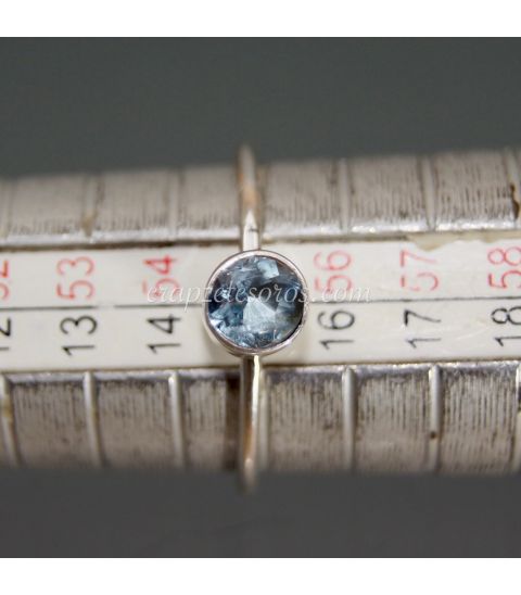 Aguamarina iridiscente  en anillo de plata de ley ajustable
