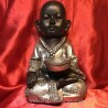Buda niño de meditación con ofrenda en resina