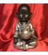 Buda niño de meditación con ofrenda en resina