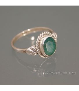 Corindón verde esmeralda en anillo de plata de ley 