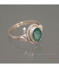 Corindón verde esmeralda en anillo de plata de ley 