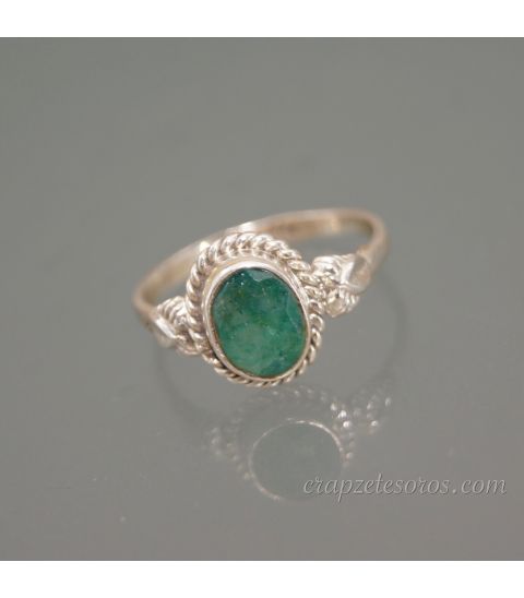 Corindón verde esmeralda en anillo de plata de ley ajustable