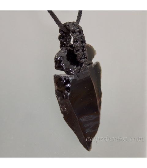 Obsidiana negra talla punta flecha en colgante de macramé