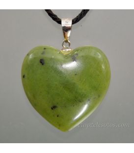 Jade tallado en corazon y colgante de plata de ley