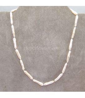 Perlas naturales en collar con cierres de plata de ley y nudos entre perlas.