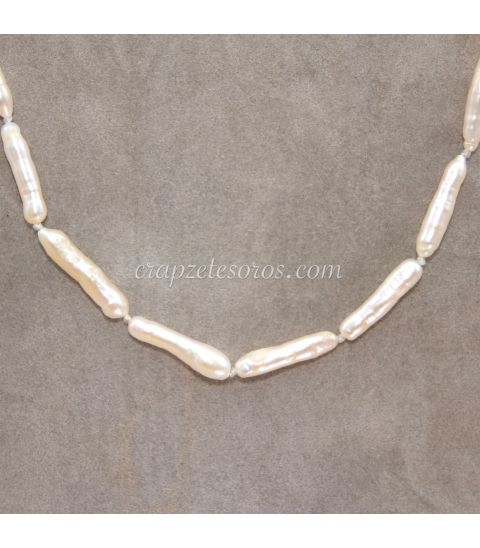 Perlas naturales en collar con cierres de plata de ley y nudos entre perlas.