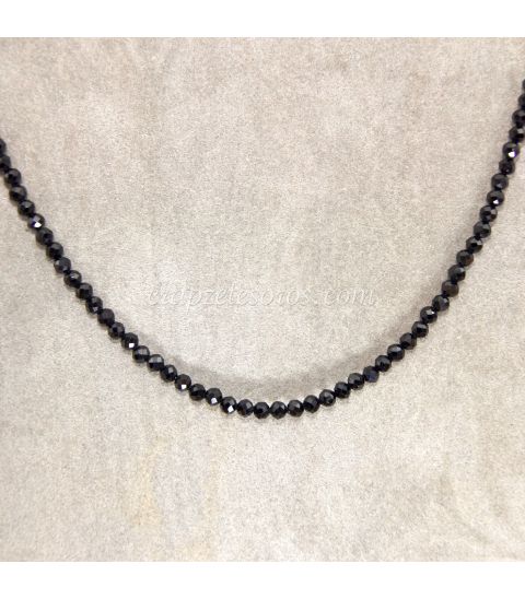 Brillantes Espinelas negras 4 mm en collar con cierre plateado