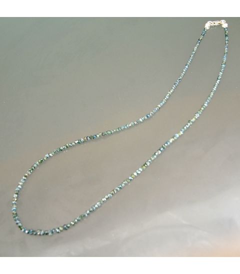 Diamantes verdes en collar con plata de ley