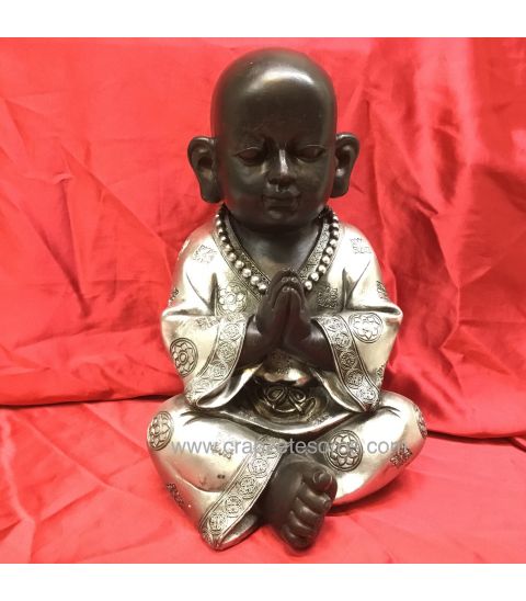 Buda niño plateado meditando 