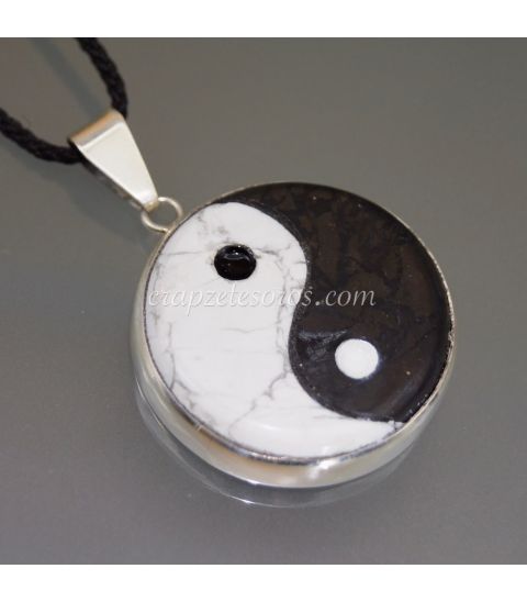 Shungita y Howlita tallada en forma Yin Yang en colgante de plata de ley