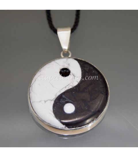 Shungita y Howlita tallada en forma Yin Yang en colgante de plata de ley