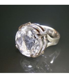 Cuarzo hialino facetado en anillo de plata de ley
