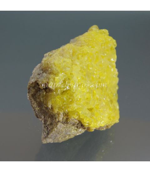 Azufre cristalizado en matriz de Bolivia.