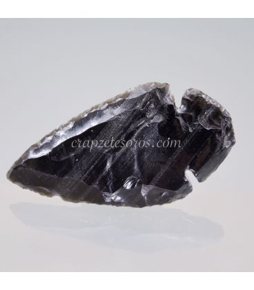 Obsidiana negra tallada como extraordinaria flecha