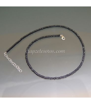 Hematites en fino collar con cierres de plata de ley.