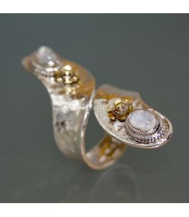 Piedras luna en anillo de plata de ley ajustable y flores baño de oro