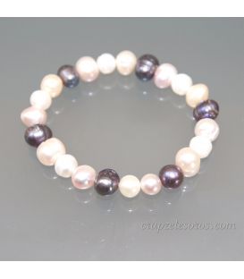 Perlas naturales de distinto color en pulsera elástica