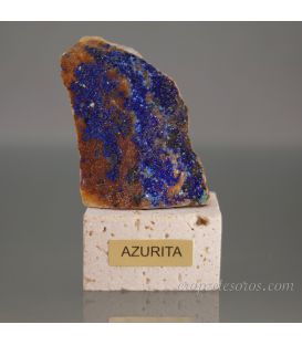Azurita cristalizada sobre peana de travertino