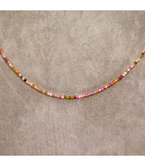 Turmalinas multicolor facetadas de 2 mm en collar con cierre de metal plateado